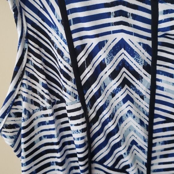 Beautiful 😍 top - Picture 2 of 5